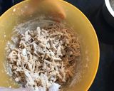 A picture of step 2 of Spicy Rajgiri chi Thalipeeth.