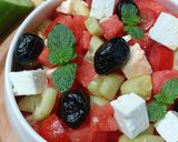 Une image de l'étape 2 de 🌿 Salade grecque (pastèque feta concombre).