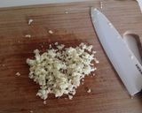 Foto del passaggio 1 della ricetta Zuppa d'aglio con stracciatella d'uovo