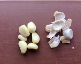 A picture of step 5 of Trick: How to peel a garlic (so your hands don’t smell of it).