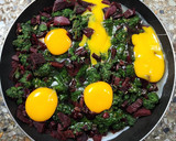 Foto del paso 4 de la receta: 🥘 Revuelto de remolacha, hojas de remolacha, huevo y muzzarella 🥘 Receta de aprovechamiento