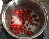 Foto langkah ke 4 dari resep Pannacota Vanilla Matcha with Strawberry Compote.