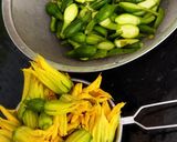 Hình bước làm 3 của món Hoa bí xào thịt bò