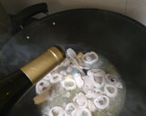 Foto del paso 3 de la receta: Linguine con calamari e gamberi