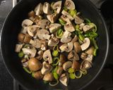 Foto del paso 9 de la receta: Raviolones de pollo asado al curry con crema de puerros y hongos silvestres