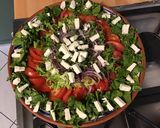 Une image de l'étape 17 de Trio de salades (frisée,roquette,cresson) tomate,oignon rouge et chorizo noir à la feta.