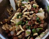 A picture of step 4 of Aloo chana bhel.