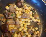 Foto del paso 4 de la receta: Garbanzos con setas y butifarra