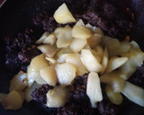 Foto del paso 4 de la receta: Empanada de morcilla, pera y piñones