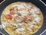 টমেটো চিস ওমলেট (Tomato cheese omelette recipe in bangali)