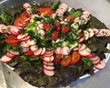 Une image de l'étape 10 de Salade de laitue rougette aux tomates,radis cerises et persil.