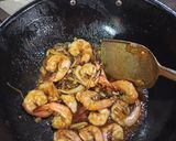 Foto langkah ke 5 dari resep Tumis Udang Kecap Inggris.