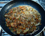 Foto del paso 3 de la receta: Empanada de hojaldre con verduras, champiñones y atún