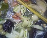 Foto langkah ke 2 dari resep Kuah Asam Sarden Kaleng.