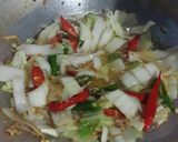 Foto langkah ke 2 dari resep Tumis kuah sawi telur.