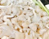 Hình bước làm 2 của món Canh Nấm Bào Ngư Nấu Cà Chua