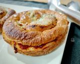 Foto del paso 5 de la receta: Ensaimada rellena de sobrasada gratinada con queso roquefort a la miel
