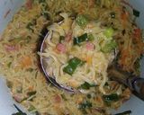 Foto langkah ke 3 dari resep Omelet Mie n Sosis Or Noodle n Sausage Omelette.