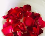 A picture of step 1 of Homemade dry rose petals.