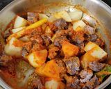 Foto langkah ke 4 dari resep Kare Daging dan Kentang.