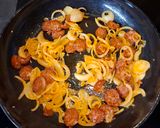 Cukkini lepény kolbásszal sajttal🧅🧀🥒 recept fázis 2 fotója