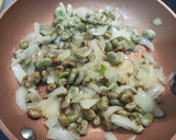 Foto del paso 3 de la receta: Tortilla de habas y cebolla