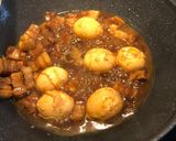 Foto langkah ke 2 dari resep Harwin's fav: babi kecap samcan dengan telur.