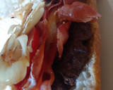 Foto del paso 6 de la receta: Hamburguesa de Angus con bacon, queso, tomate, cebolla y pan cristal