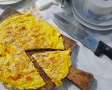 Foto langkah ke 6 dari resep Dadar Telur, Sosis, Keju (Masakan Simpel).