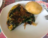 Foto del paso 4 de la receta: Omelette volteado de espinacas y cebollas