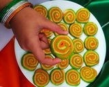 तिरंगे पिनव्हील कुकीज़ (Tiranga Pinwheel Cookies Recipe in Hindi) रेसिपी चरण 9 फोटो