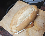 Foto del paso 3 de la receta: Bocadillo de pechuga empanada, ensalada, huevo duro y mayonesa