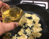 Foto del paso 5 de la receta: Muslos de pollo en salsa de cebolla y ajo