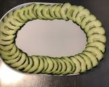 Une image de l'étape 4 de Salade de tomates grappe et concombre Noa à l oignon blanc d Italie et aromates de la mer.