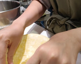 Foto langkah ke 4 dari resep Buttermilk Cheddar Premium Quiche.