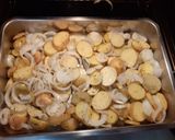 Foto del paso 2 de la receta Bacalao con patatas, cebolla y vino blanco