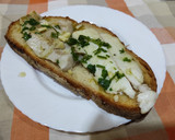 Foto del paso 3 de la receta: Tostada de filete de merluza con ajo y perejil