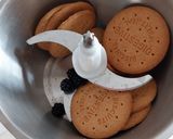 Foto del paso 1 de la receta Tarta de queso con moras y coulis con base de galletas