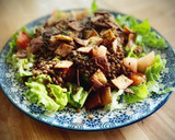 Foto del paso 5 de la receta: Ensalada templada de lentejas beluga con chips aromatizados de tortilla