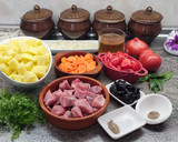 Foto del paso 1 de la receta: Carne con patatas en olla de barro
