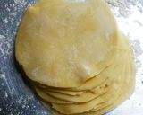 Foto langkah ke 4 dari resep Kulit gyoza/pangsit rebus.