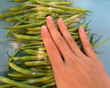A picture of step 1 of Tofu paste with string beans.