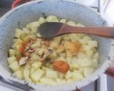 Tejfölös krumplifőzelék sült hússal recept fázis 1 fotója