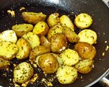 Foto langkah ke 3 dari resep Garlic Cheese Potatoes.