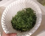 Une image de l'étape 2 de Pesto de fanes de carottes.
