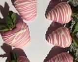Foto del paso 1 de la receta: Fresas cubiertas de chocolate rosa