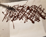 Foto del paso 2 de la receta: Como hacer decoraciones fáciles en chocolate para tortas
