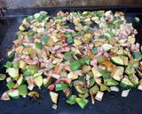 Une image de l'étape 12 de Courgettes et poivrons au lard et épices.