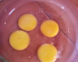 Foto langkah ke 2 dari resep Telur Dadar Gulung Sosis.