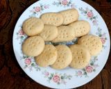 A picture of step 5 of Custard flavour biscuits.